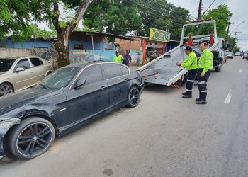 Veículos abandonados em calçadas são retirados na zona Centro-Sul de Manaus
