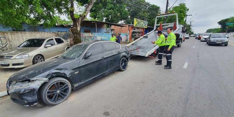 Veículos abandonados em calçadas são retirados na zona Centro-Sul de Manaus