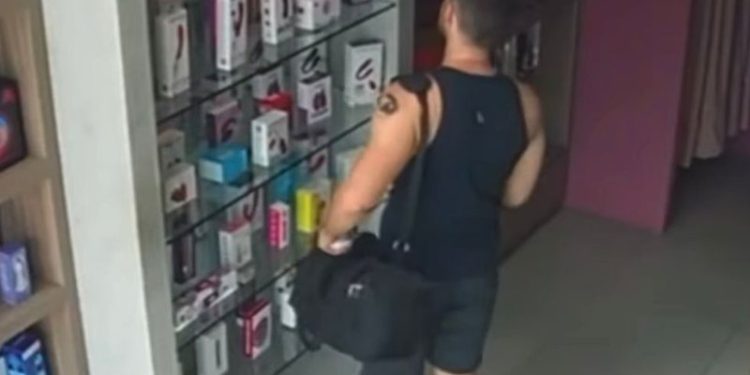 Após roubar vibrador, homem se arrepende e paga R$ 599 pelo produto