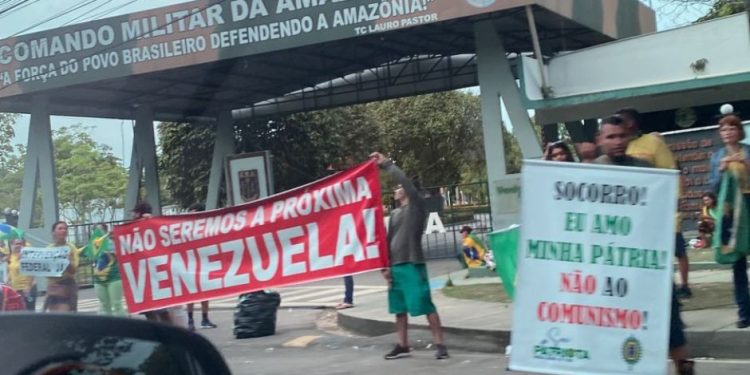 Rodovias são liberadas, mas manifestantes permanecem em frente ao CMA