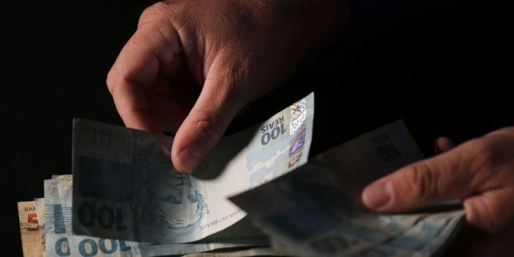 Marido ganha R$ 6 milhões na loteria, esconde da esposa e divide com a ex, mas o caso veio à tona, e o muquirana teve que dividir a bolada