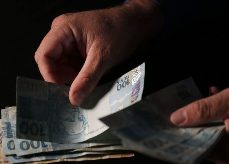 Marido ganha R$ 6 milhões na loteria, esconde da esposa e divide com a ex, mas o caso veio à tona, e o muquirana teve que dividir a bolada