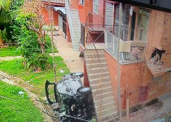 Carro capota durante perseguição policial e atinge casa