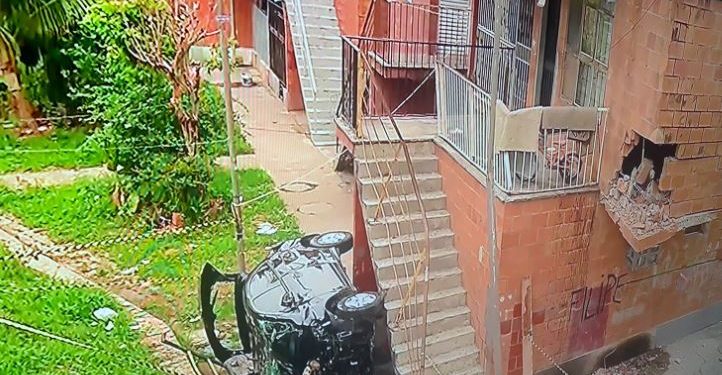 Carro capota durante perseguição policial e atinge casa