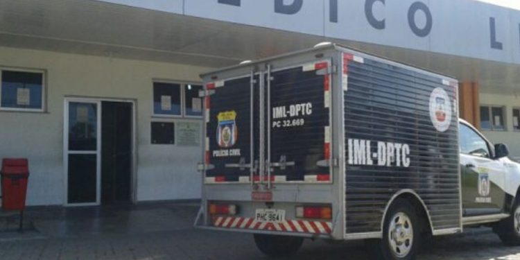 Marido encontra esposa morta em piscina de condomínio localizado na avenida Cecília Meireles, bairro Ponta Negra, em Manaus. 