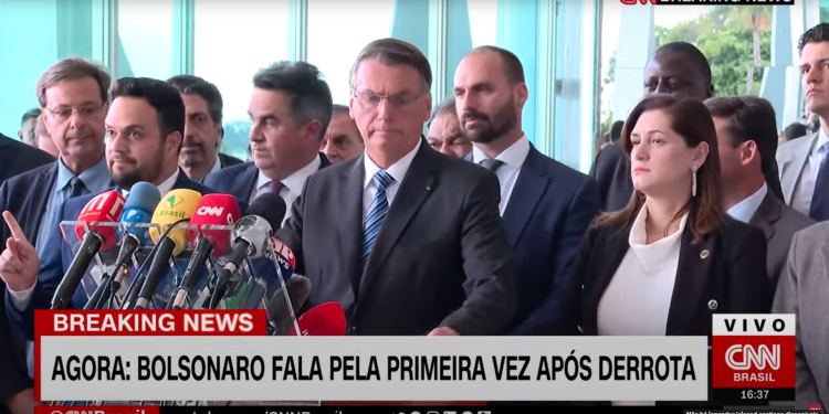 Bolsonaro agradece apoio, nega intenção de golpe e alfineta a esquerda em pronunciamento