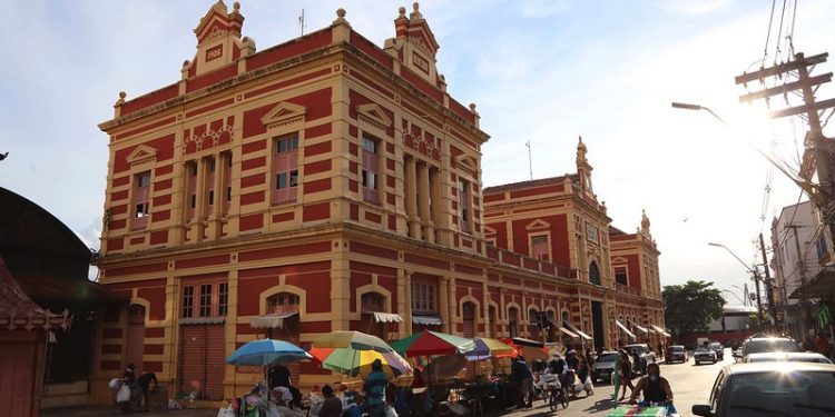 Feiras e mercados funcionam em horários diferenciados no feriado; confira