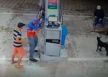 Bandidos tentam esfaquear frentista e atirar em cachorro; veja vídeo