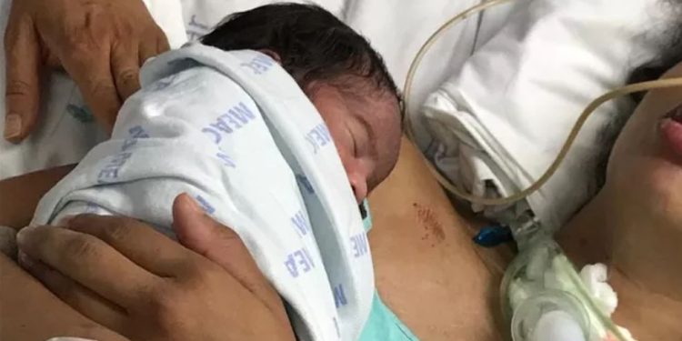 Há sete meses em coma, mulher dá à luz a bebê saudável