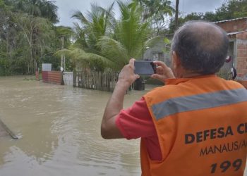 Chuva volta a causar alagações e deslizamento em Manaus