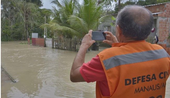 Chuva volta a causar alagações e deslizamento em Manaus