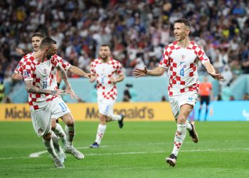 Cobrança de pênalti heroica de Livakovic classifica Croácia