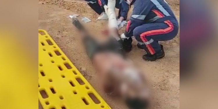 Ensanguentado e com fratura exposta jovem é encontrado em estrada; veja vídeo
