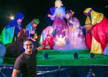 Prefeito entrega presépio natalino em movimento com 18 metros de altura