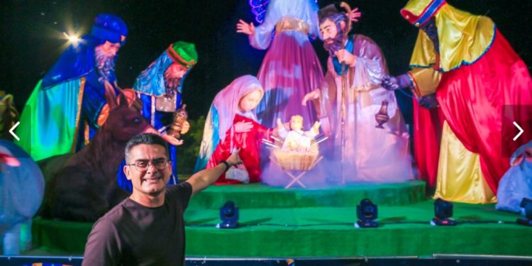 Prefeito entrega presépio natalino em movimento com 18 metros de altura