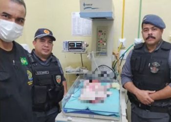 Recém-nascida é abandonada na beira da estrada no Amazonas