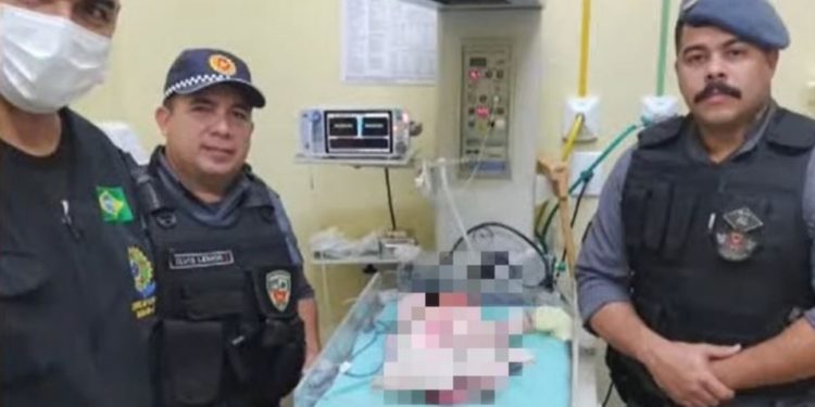 Recém-nascida é abandonada na beira da estrada no Amazonas