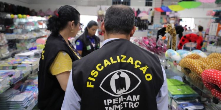 Operação retira de circulação produtos natalinos irregulares