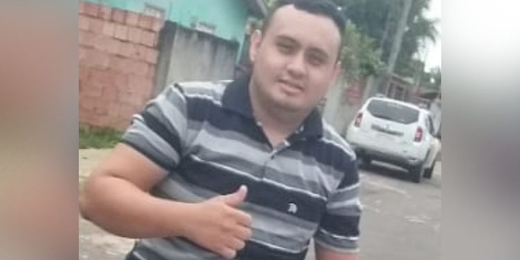 Vídeo mostra momento em que jovem é morto ao defender mãe de assalto