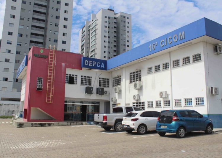 Um pai de 32 anos foi preso por estuprar os filhos de 7 anos e registrar toda a ação criminosa em seu celular.