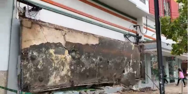Loja Shop do Pé é saqueada durante temporal no Centro de Manaus