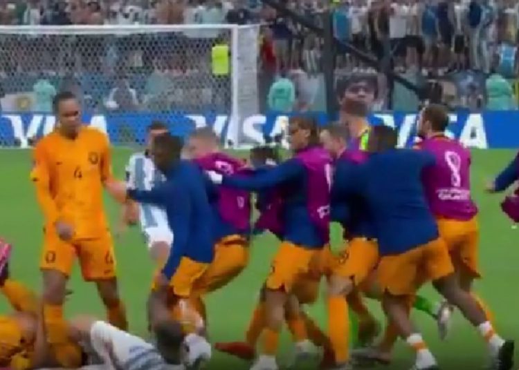 Jogadores da Argentina e Holanda vão pra ‘porrada’ no meio do jogo; VEJA O VÍDEO