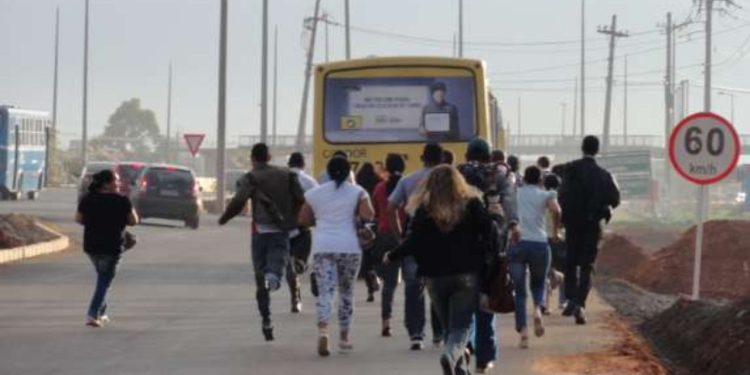 Correr atrás de ônibus pode prolongar a vida, diz estudo