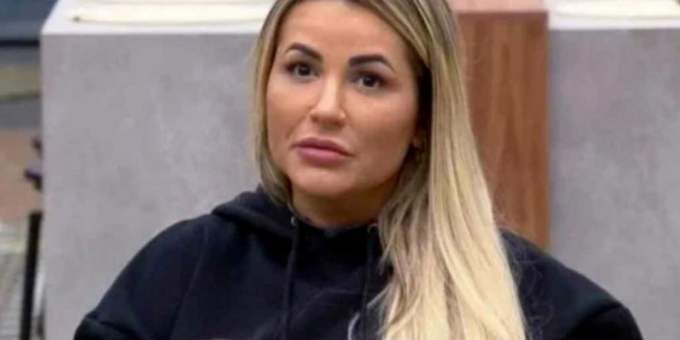 Deolane desiste de A Fazenda após pressão da família