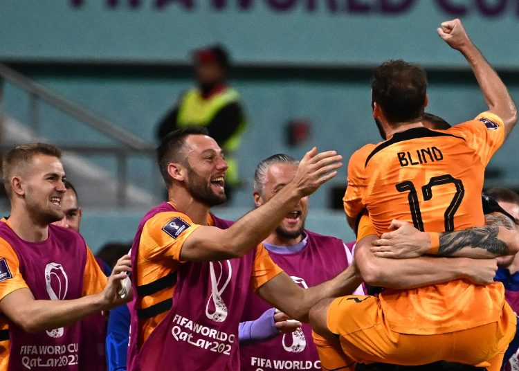 Holanda vence Estados Unidos e se torna a primeira seleção nas quartas de final