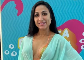 Irmã de Deolane é criticada por ir à Farofa após internação da mãe