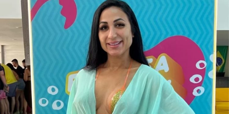 Irmã de Deolane é criticada por ir à Farofa após internação da mãe