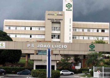 Jovem de 17 anos, vítima de bala perdida, morre no hospital após espionar assalto