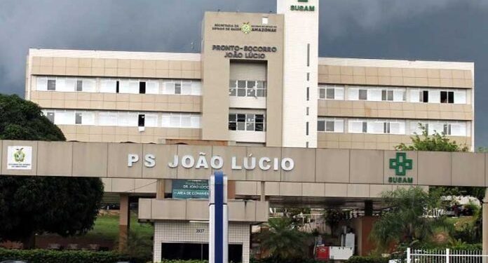 Jovem de 17 anos, vítima de bala perdida, morre no hospital após espionar assalto