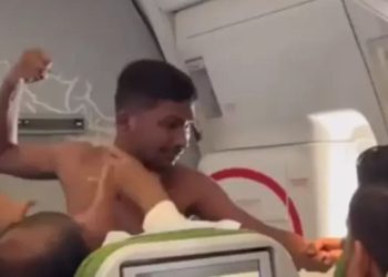VÍDEO: Dentro do avião, passageiros vão pra ‘porrada’ por causa de cadeira;