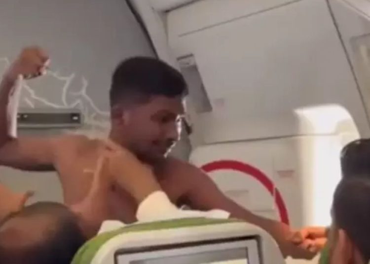 VÍDEO: Dentro do avião, passageiros vão pra ‘porrada’ por causa de cadeira;