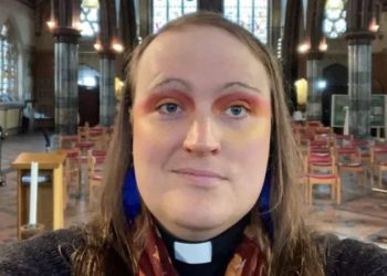 Após ler a Bíblia, padre se assume não binário: “Deus me guiou”