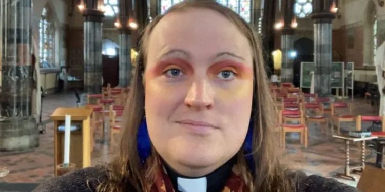 Após ler a Bíblia, padre se assume não binário: “Deus me guiou”