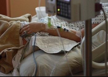 Após se engasgar com o bilau do amante, mulher casada vai parar no hospital