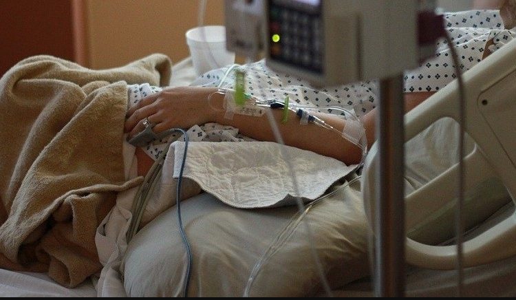 Após se engasgar com o bilau do amante, mulher casada vai parar no hospital