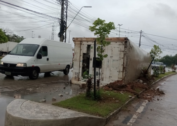 Contêiner é abandonado após tombar em avenida
