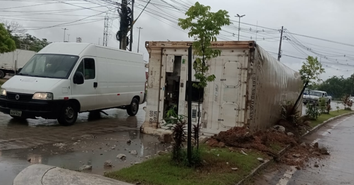 Contêiner é abandonado após tombar em avenida