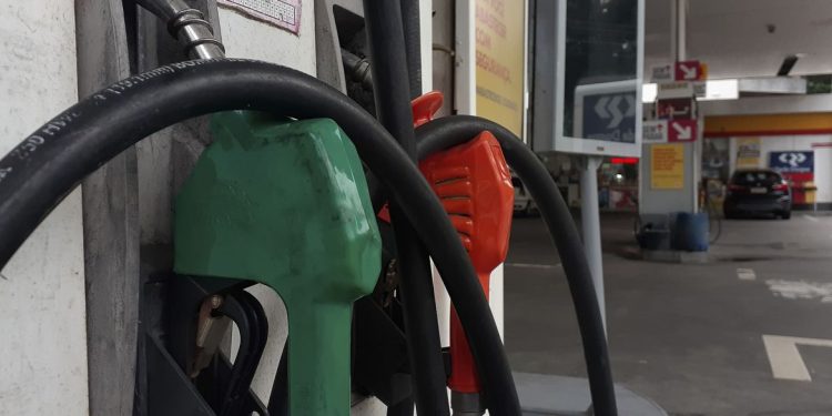 O ministro de Minas e Energia disse que a ANP irá fiscalizar postos de gasolina para garantir a redução dos preços dos combustíveis. 