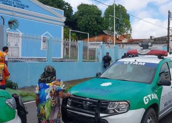 Segurando uma bíblia, homem invade e depreda loja maçônica; veja vídeo