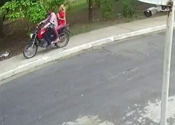 VÍDEO: Babá fica na mira de pistola para impedir bebê de ser sequestrado no Parque 10