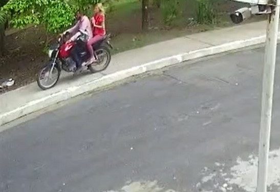 VÍDEO: Babá fica na mira de pistola para impedir bebê de ser sequestrado no Parque 10