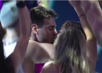 Key Alves e Gustavo protagonizam o primeiro beijo da festa; veja vídeo