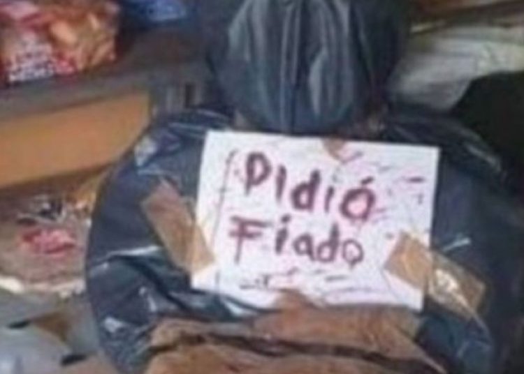 Para assustar caloteiros, empresário monta boneco enrolado em saco plástico: ‘pediu fiado’