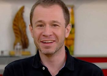 Tiago Leifert declara torcida no BBB e faz camisa com rosto de participante