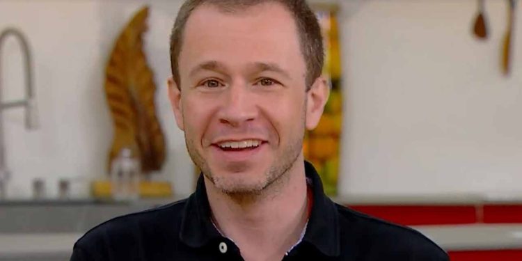 Tiago Leifert declara torcida no BBB e faz camisa com rosto de participante