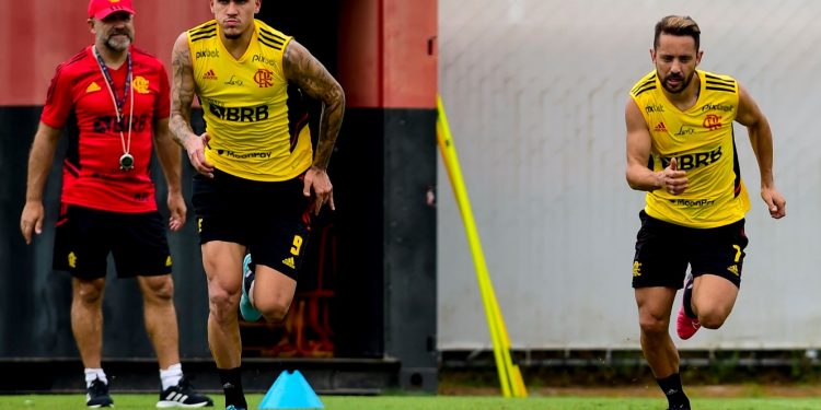 Com retorno de Everton Ribeiro e Pedro, Mengão realiza trabalho no CT